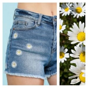 S M L Daisy Embroidery Jean Shorts